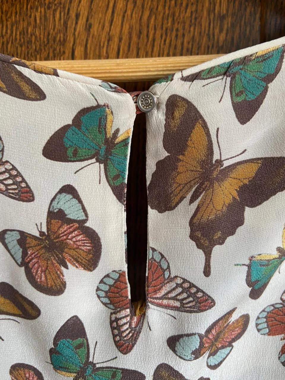 Blusa nueva de seda fluida, estampado mariposas - Massimo Dutti. Talla XS – photo 9
